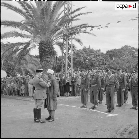 Le lieutenant colonel décore un français musulman des harkis.