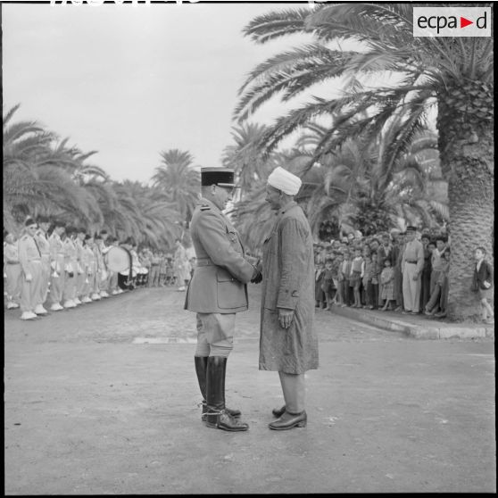 Le lieutenant colonel décore un français musulman des harkis.
