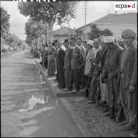 Soldats présent dans la foule pour assister au défilé.