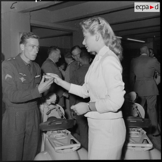 Un vin d'honneur est offert aux militaire méritants.