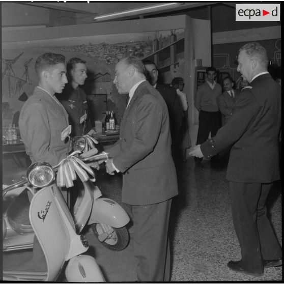 Le colonel Darrion félicite le soldat de la section administrative spécialisée (SAS) de l'Arba.