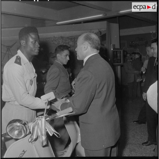 Le colonel Darrion félicite le soldat du 1/13ème régiment de tirailleurs sénégalais (RTS).