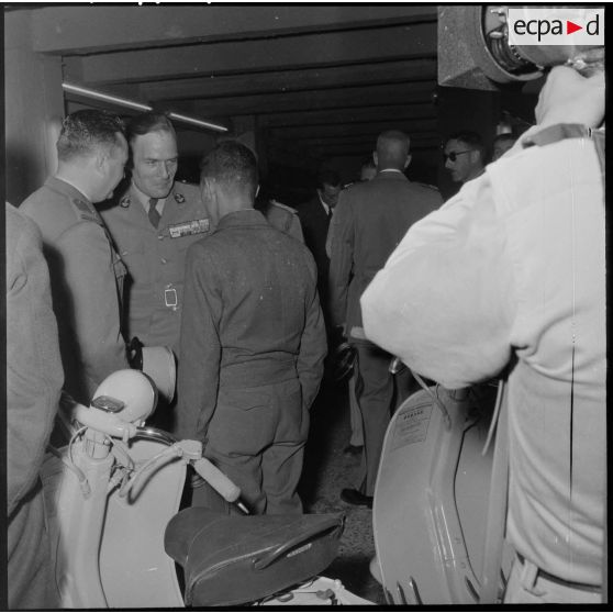 Un vin d'honneur est offert aux militaire méritants.