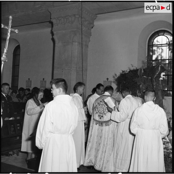 Baptême de la cloche en présence de la marraine, la générale Allard, et du parrain, le général Langlet.