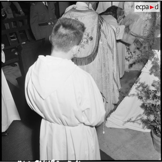 Madame la générale Allard fait sonner la cloche dont elle est la marraine.