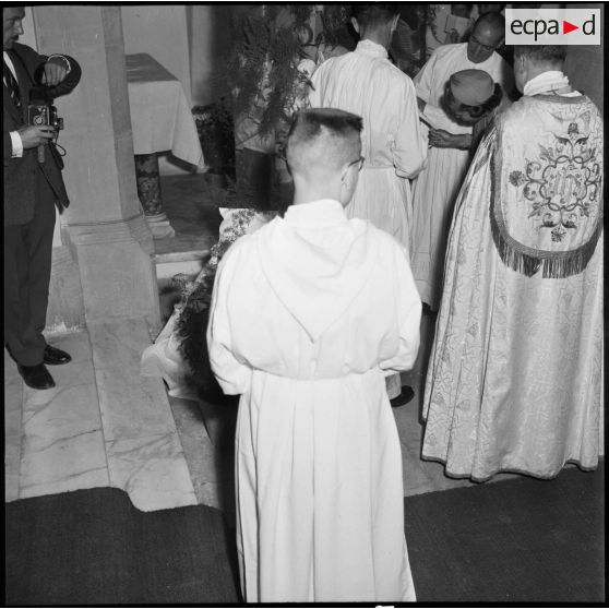 Madame la colonelle Kliszowska fait tinter la cloche dont elle est la marraine.