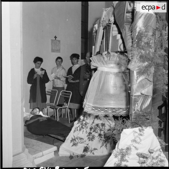 Des malades assistant à la cérémonie religieuse.