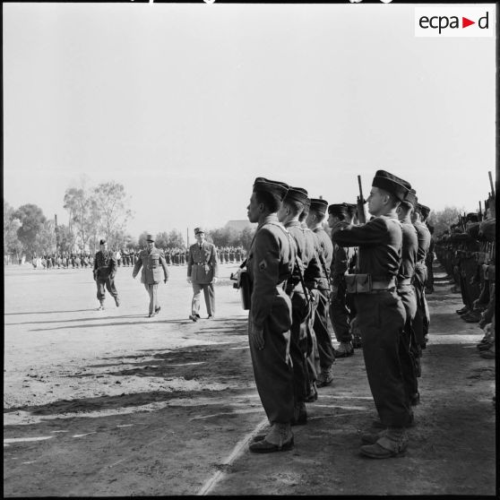 Les généraux Nogues et Schott passent les troupes du 45ème régiment de transmissions (RT) en revue.