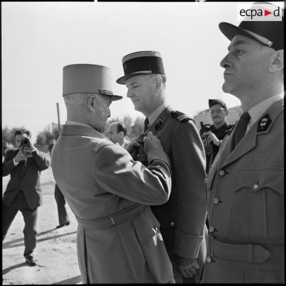 Le général Nogues remet la croix d'officier de la légion d'honneur au colonel Guiltat du 45ème régiment de transmissions (RT).