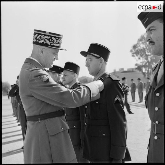 Le général Schott remet la médaille militaire à un sergent-chef du 45ème régiment de transmissions (RT).