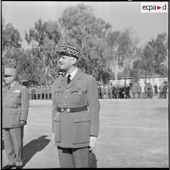Le général Schott, commandant les transmissions de la 10ème région militaire.