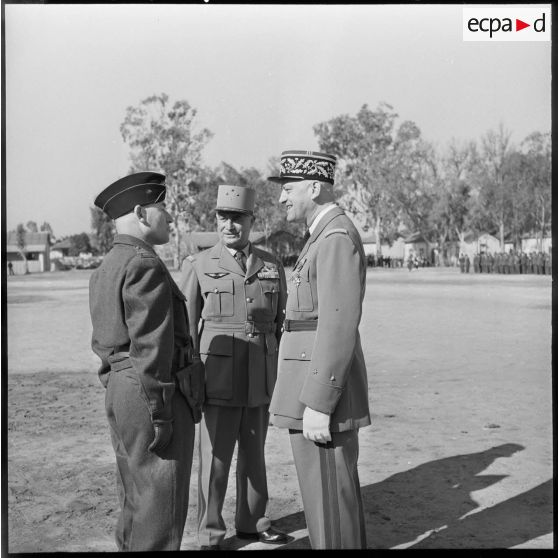 Les généraux Nogues et Schott et le lieutenant colonel Robert commandant le 45ème régiment de transmissions (RT).