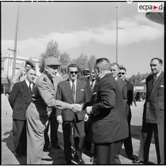 Le général Raoul Salan, commandant supérieur interarmées et commandant la 10ème région militaire, accueille Robert Lacoste, ministre de l'Algérie, à son arrivée à Maison Blanche.