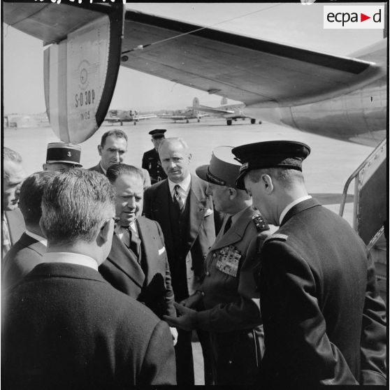 Robert Lacoste s'entretient à son arrivée à Maison Blanche avec le général Salan, et le général Jouhaud.