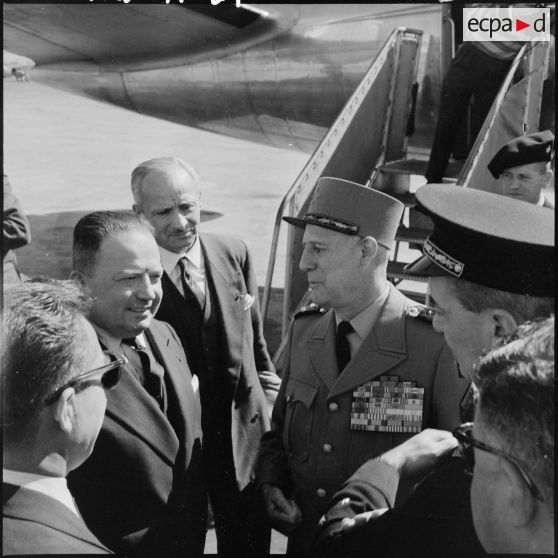 Robert Lacoste s'entretient à son arrivée à Maison Blanche avec le général Salan, et le général Jouhaud.