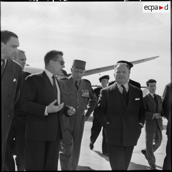 Robert Lacoste s'entretient à son arrivée à Maison Blanche avec le général Salan, et le général Jouhaud.