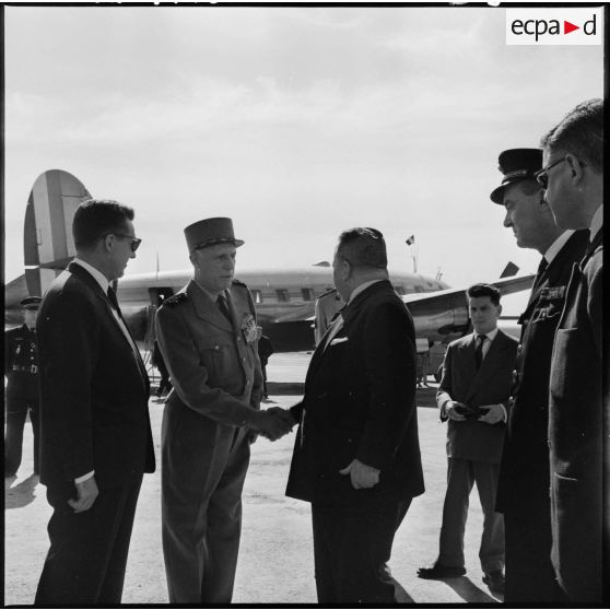 Robert Lacoste s'entretient à son arrivée à Maison Blanche avec le général Salan, et le général Jouhaud.