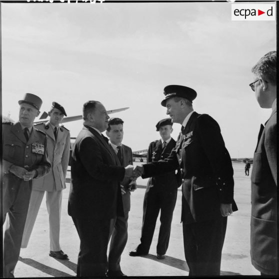 Le général Jouhaud, commandant la 5ème région aérienne et adjoint du général Salan accueille Robert Lacoste, ministre de l'Algérie.