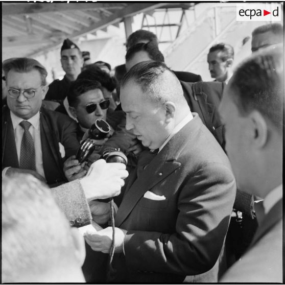 Robert Lacoste, ministre de l'Algérie, fait sa déclaration à la presse et à la radiodiffusion française.