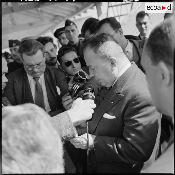 Robert Lacoste, ministre de l'Algérie, fait sa déclaration à la presse et à la radiodiffusion française.