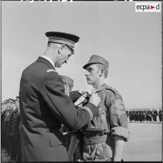 Un 2ème classe est décoré de la valeur militaire à l'ordre de la brigade par le colonel Pinteaux.