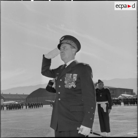 Le général Edmond Jouhaud ainsi que le colonel d'Hautefeuille saluent aux sons de la "Marseillaise".
