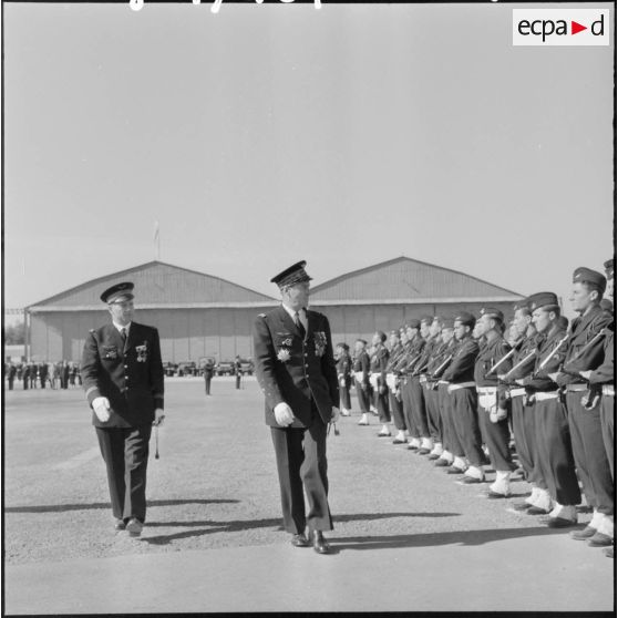 Le général Jouhaud et le colonel d'Hautefeuille passent en revue les troupes.