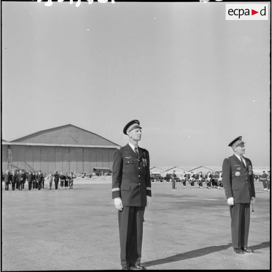 Le général Jouhaud et le colonel Pinteaux sont en place pour la passation de commandement.