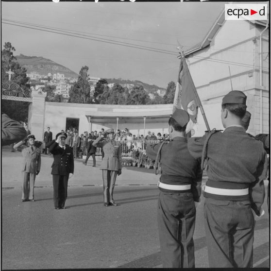 Au cimetière de Bab-El-Oued au cours de l'exécution de la marseillaise, face au drapeau du 9ème zouave, Serge Baret, inspecteur général de l’administration en mission extraordinaire (IGAME) et préfet d'Alger, le général Jacques Allard, commandant le corps d'armée d'Alger.