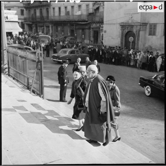 Madame Robert Lacoste assiste à la grande messe dite en la cathédrale d'Alger.