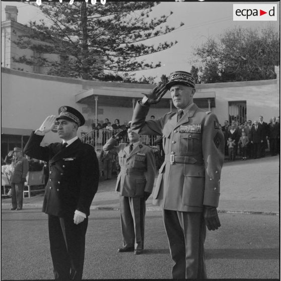 Au cimetière de Bab-El-Oued au cours de l'exécution de la marseillaise, face au drapeau du 9ème zouave, Serge Baret, inspecteur général de l’administration en mission extraordinaire (IGAME) et préfet d'Alger, le général Jacques Allard, commandant le corps d'armée d'Alger.