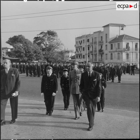 Serge Baret, inspecteur général de l’administration en mission extraordinaire (IGAME) et préfet d'Alger, le général Jacques Allard, commandant le corps d'armée d'Alger, entourés des personnalités civiles et militaires, gagnent le lieu de la cérémonie.