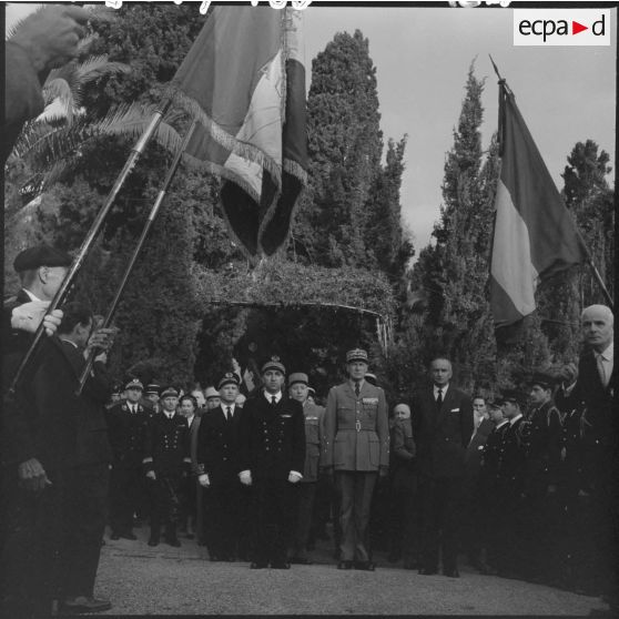 Aux monuments aux morts du cimetière de Bab-El-Oued, minute de silence. Au premier rang, Serge Baret et le général Jacques Allard.