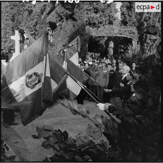 Aux monuments aux morts du cimetière de Bab-El-Oued, minute de silence. Au premier rang, Serge Baret et le général Jacques Allard.