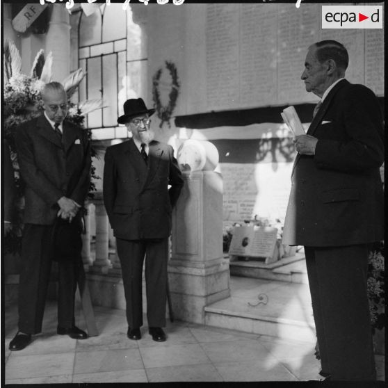 Au cimetière israélite le Grand Rabbin prononce une allocution et un aumonier des prières.