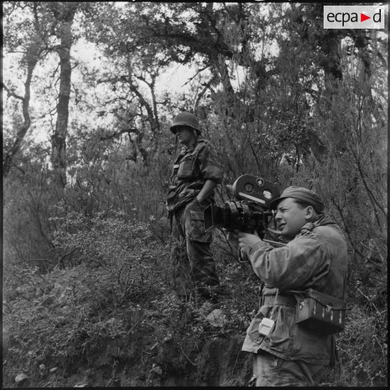 Deux opérateurs du service cinématographie des armées (SCA) d'Alger.