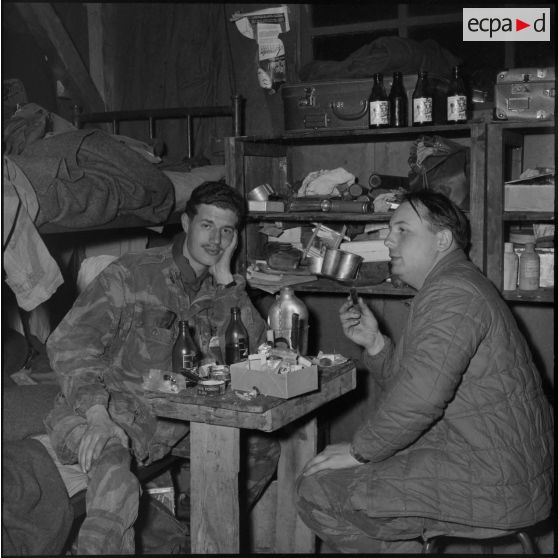 Deux opérateurs du service cinématographie des armées (SCA) d'Alger.