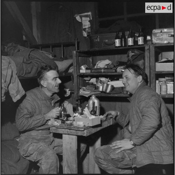 Marc Flandrois du service cinématographie des armées (SCA) d'Alger avec un collègue.