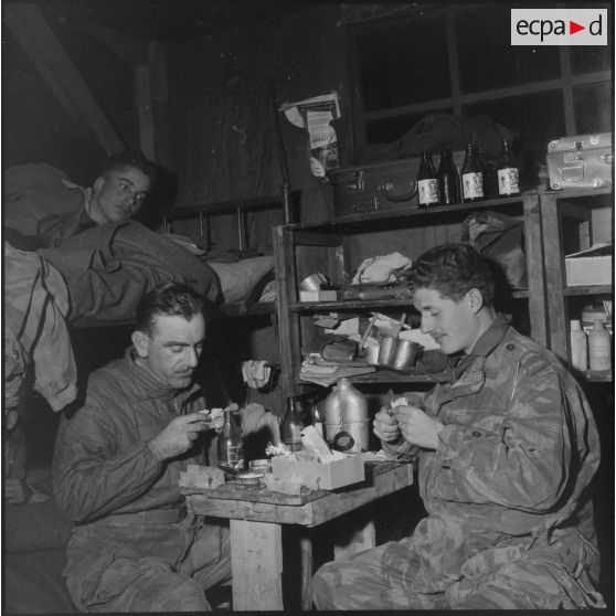 Marc Flandrois du service cinématographie des armées (SCA) d'Alger avec un collègue.