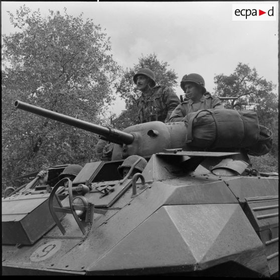 Marc Flandrois du service cinématographie des armées (SCA) d'Alger avec un collègue dans un char.
