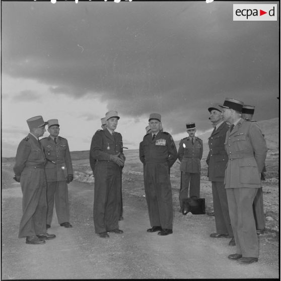 Le lieutenant colonel Alain De Boissieu, commandant le sous secteur et le 4ème régiment de chasseurs à cheval (RCC) fait un exposé de la situation militaire et politique de son sous-secteur au général Raoul Salan et au général Robert Loth.