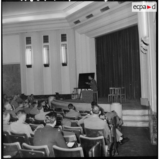 Réunion d'autorités militaires en Algérie.