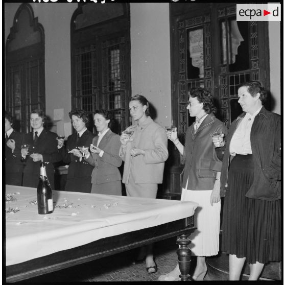 Réception en l'honneur des assistantes sociales avant leur tournée d'inspection en Algérie.