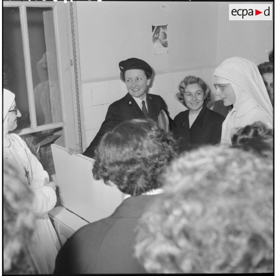 Tournée d'inspection d'assistantes sociales dans un dispensaire en Algérie.