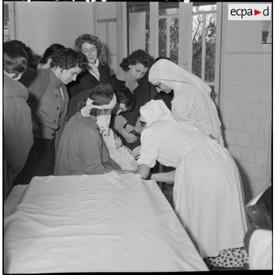 Tournée d'inspection d'assistantes sociales dans un dispensaire en Algérie.