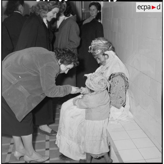 Tournée d'inspection d'assistantes sociales dans un dispensaire en Algérie.