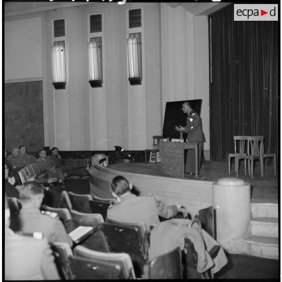 Réunion d'autorités militaires en Algérie.