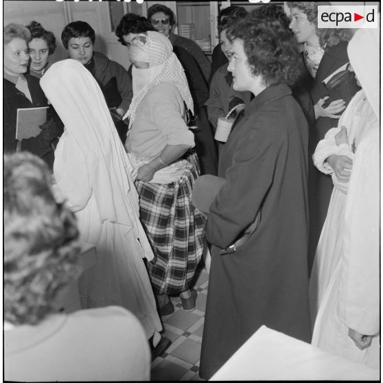 Tournée d'inspection d'assistantes sociales dans un dispensaire en Algérie.