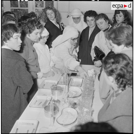 Tournée d'inspection d'assistantes sociales dans un dispensaire en Algérie.