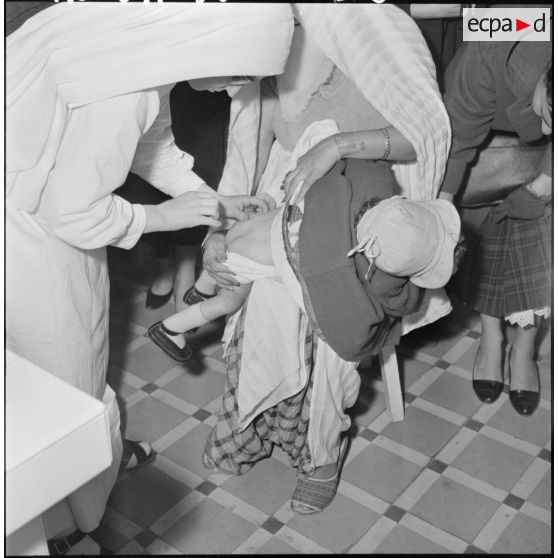 Tournée d'inspection d'assistantes sociales dans un dispensaire en Algérie.